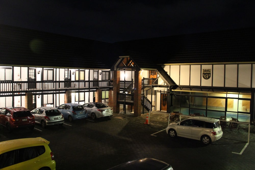 Grosvenor Motor Inn 3/50