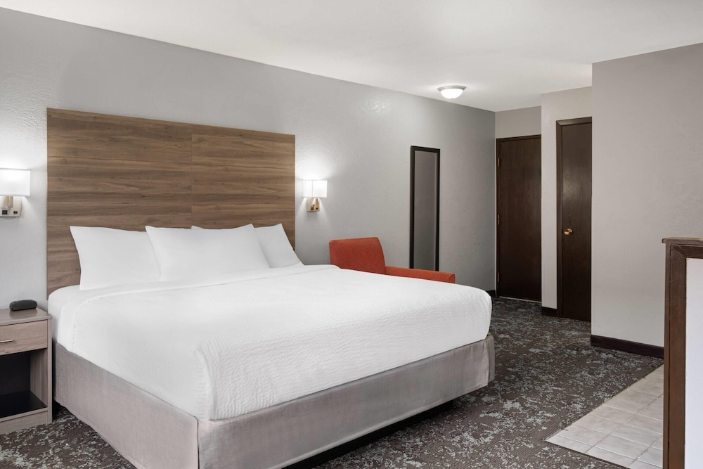 SUITE, KING BED, JETTED TUB
