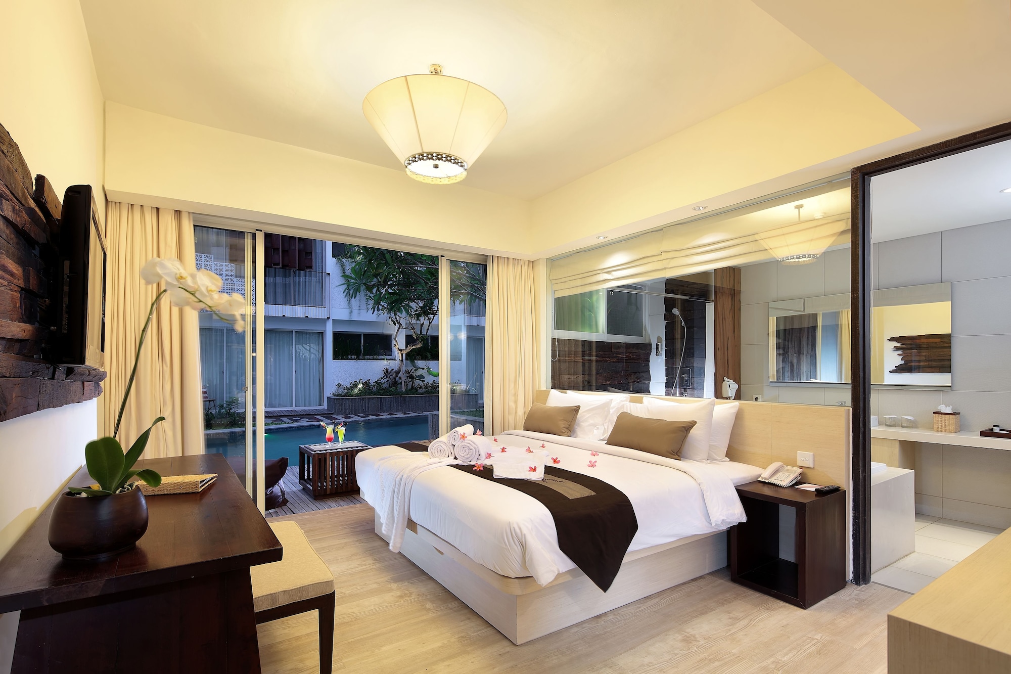 GRAND, PREMIER, POOL ACCESS