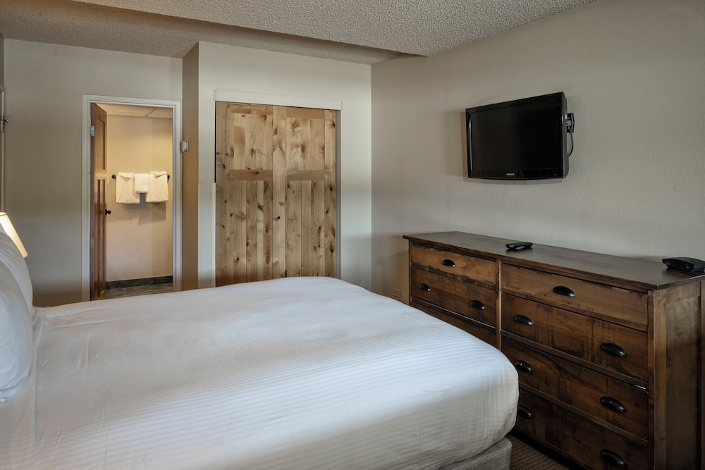 2 Bedrooms, Suite, 3 Queen Beds, 2 Bathrooms, Sofa