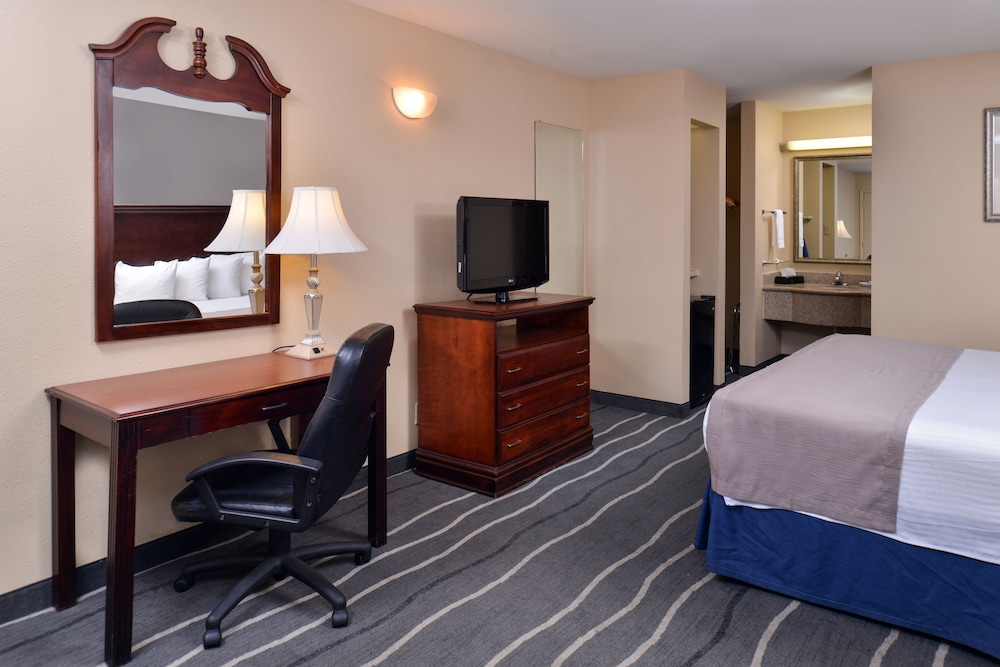 Red Roof Inn & Suites Irving - DFW Airport South 12/45