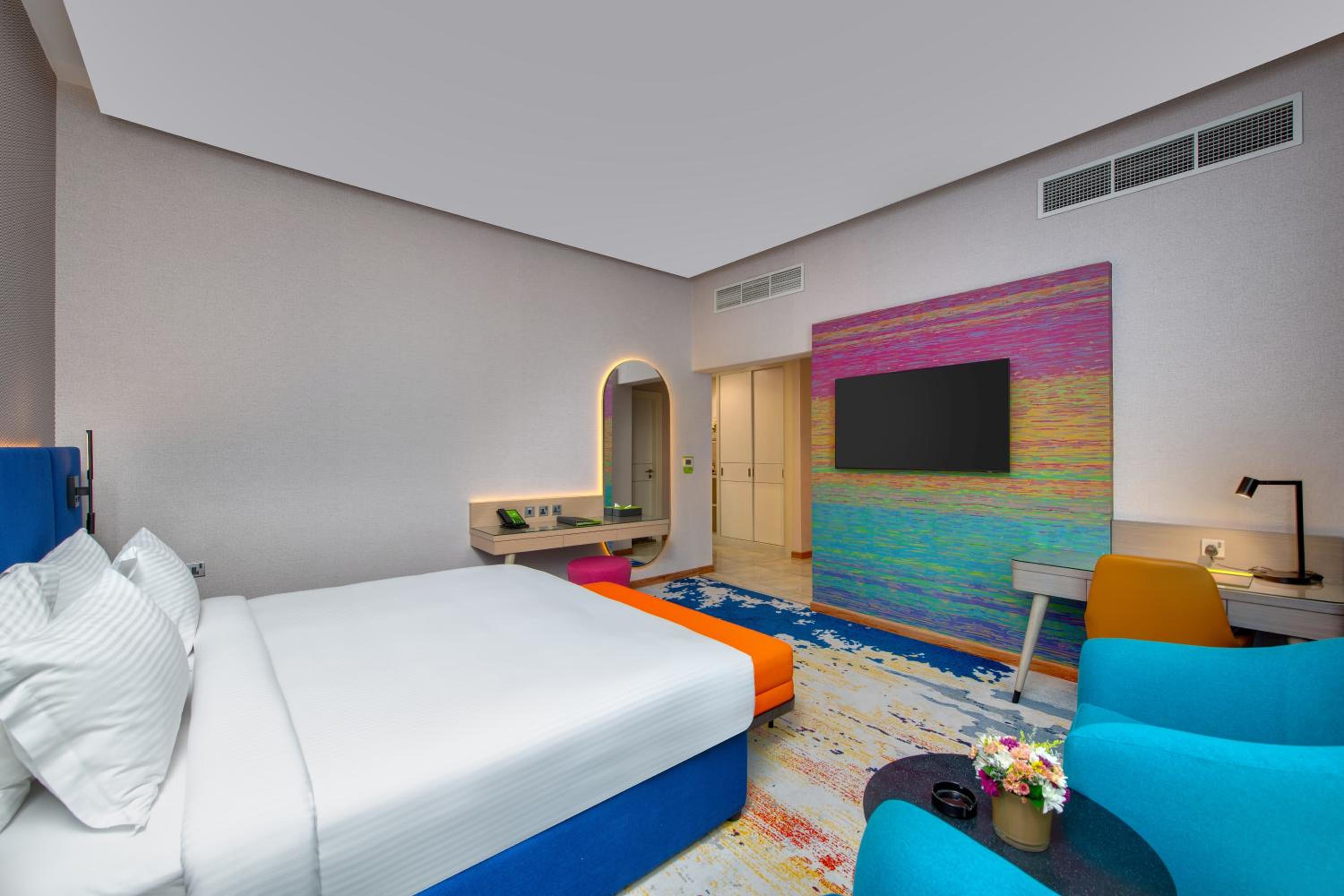 غرفة بسرير كينج وسرير كوين بإطلالة على المدينة للمدخنين، La Quinta by Wyndham Abu Dhabi Al Wahda 3/8