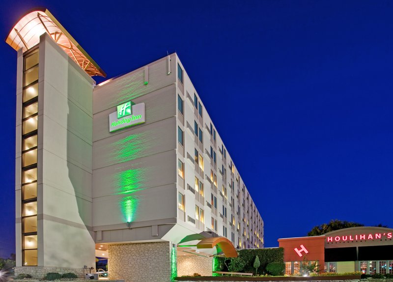 Holiday Inn Manhattan At The Campus 2/44