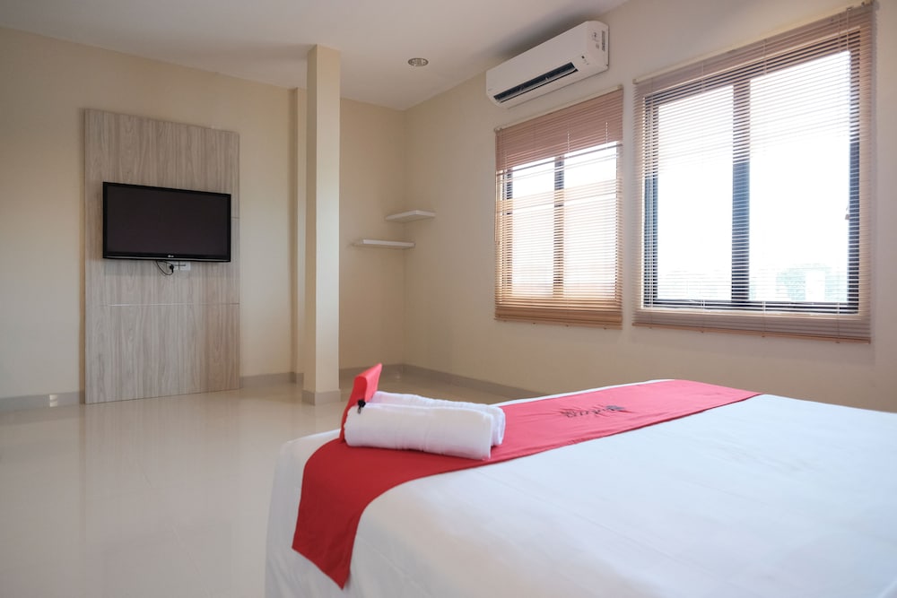 RedDoorz Plus near Ferry Terminal Batam Center 8/23