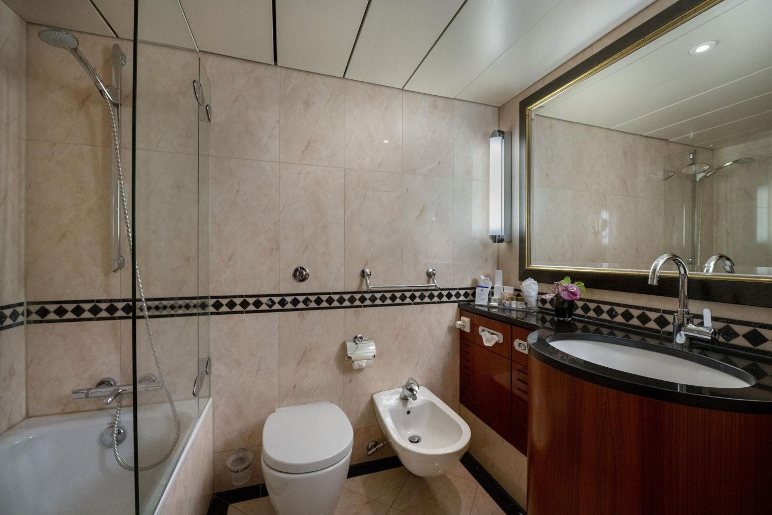 جناح بسرير كوين مع أريكة، Maritim Hotel Wurzburg 3/3