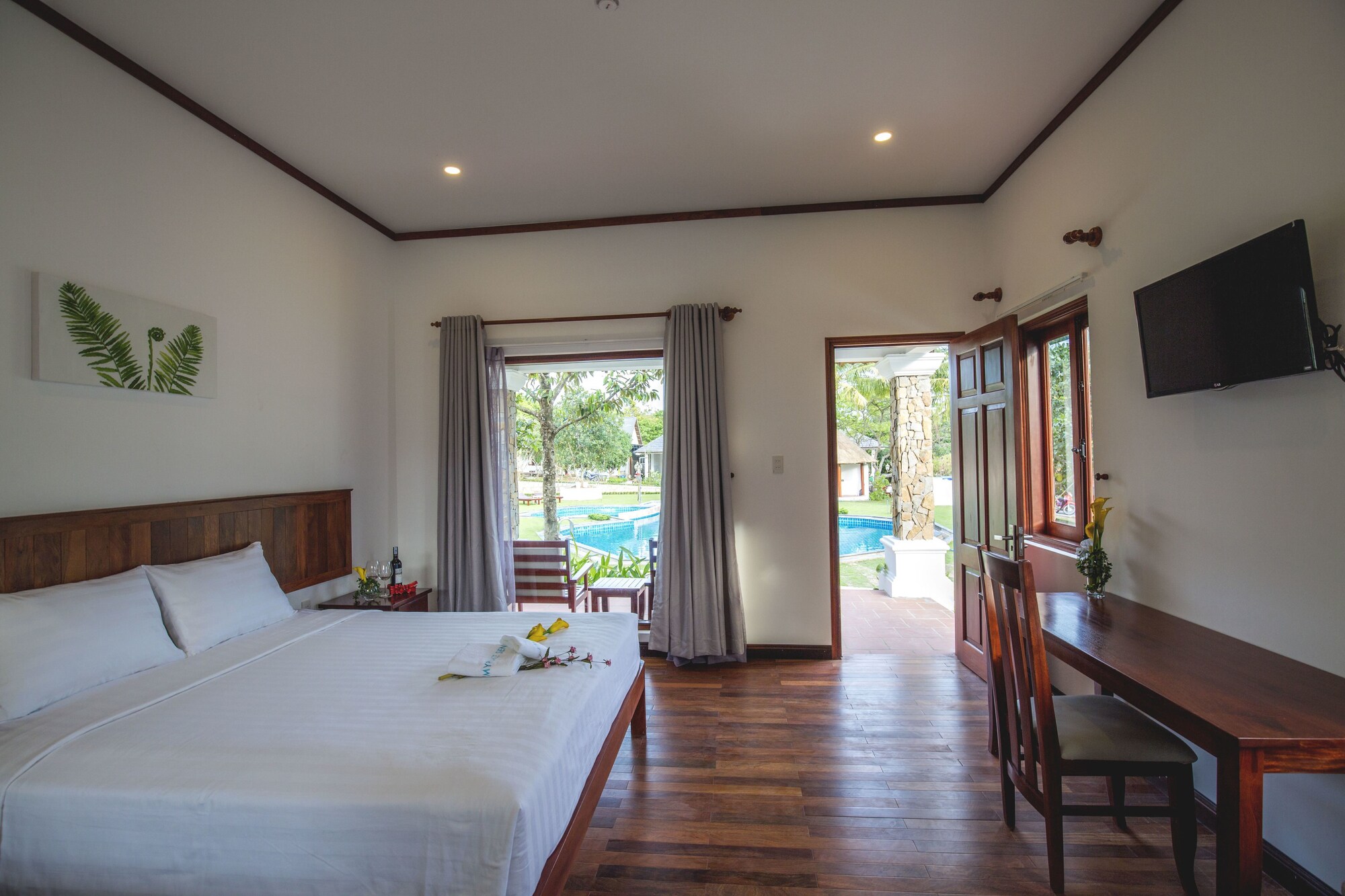 DELUXE, DOUBLE BED, POOL VIEW
