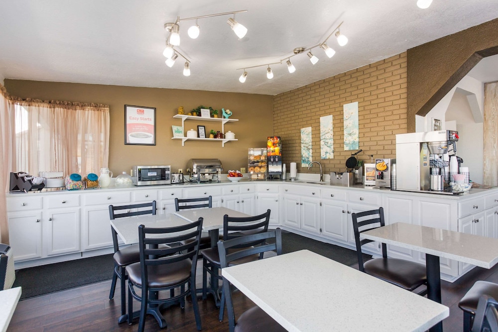 Econo Lodge Lebanon 30/34