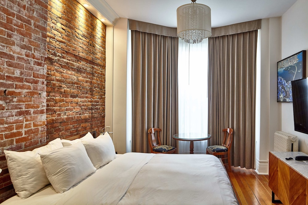 Victorian Hotel 46/74