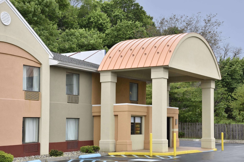 Howard Johnson By Wyndham Allentown Dorney Hotel Suites 1/36