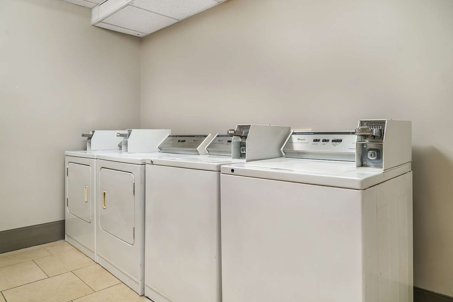 Country Inn & Suites by Radisson, Rossford - Toledo South 6/28
