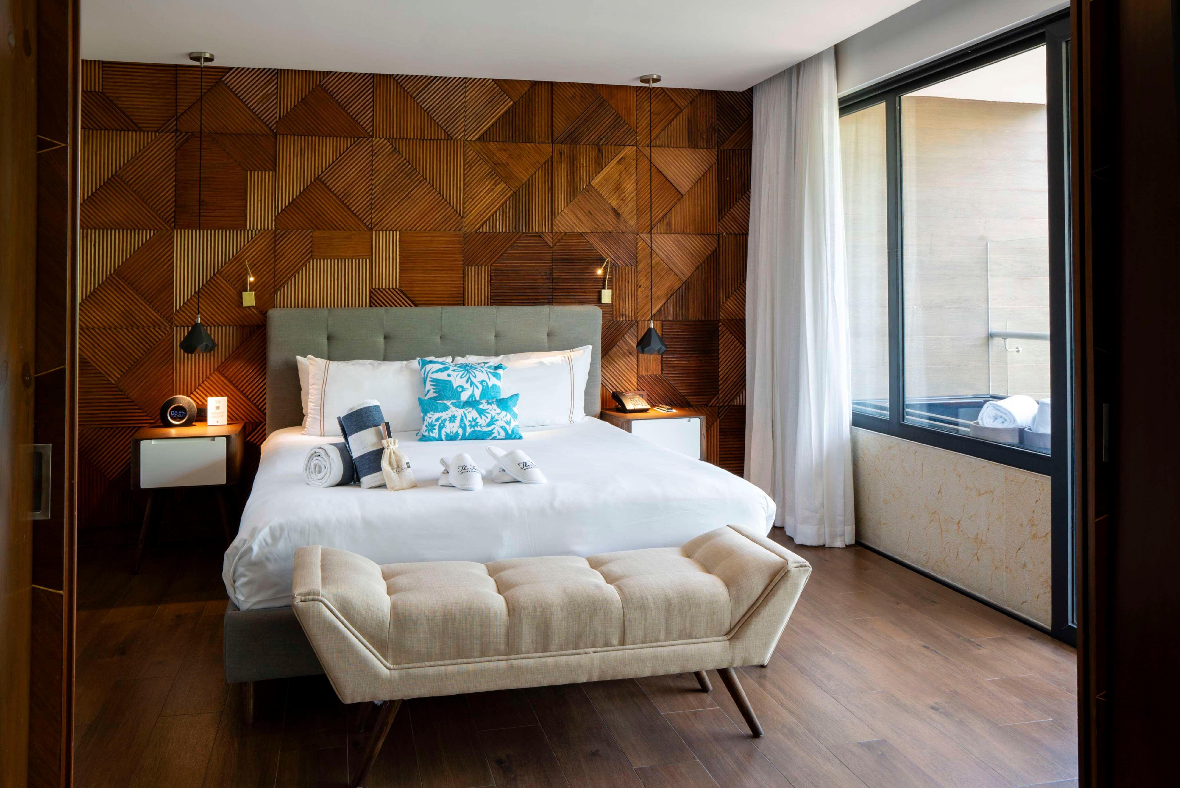 1 BEDROOM, SUITE, KING BED, PARTIAL OCEAN VIEW, JETTED TUB