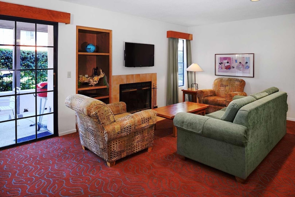 Riviera Oaks Resort & Racquet Club 48/76