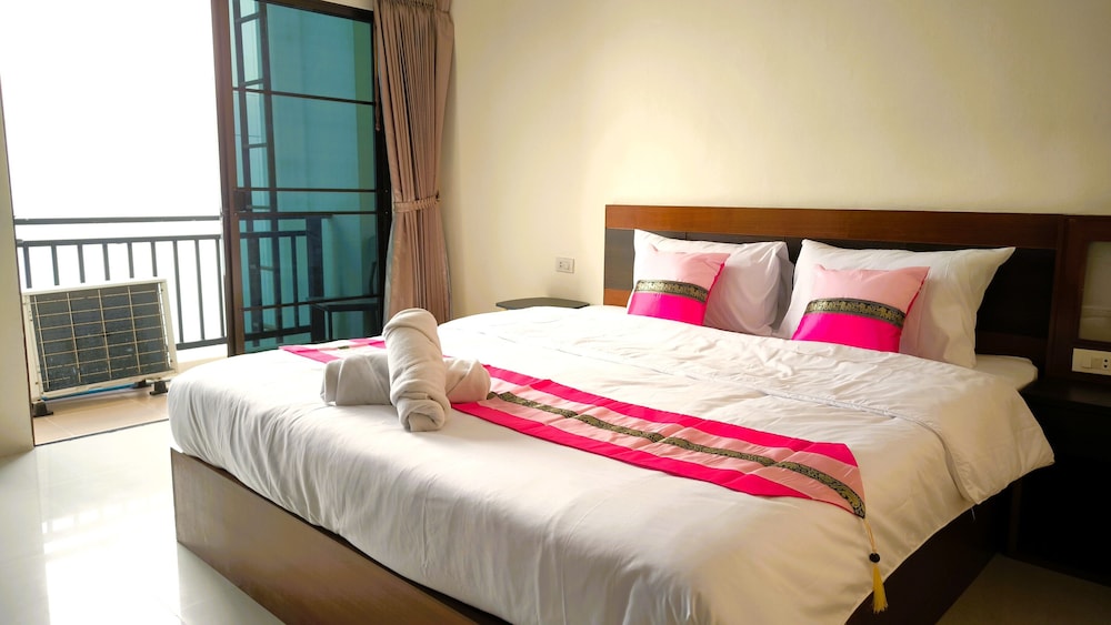 Lucky Patong Hotel 11/50
