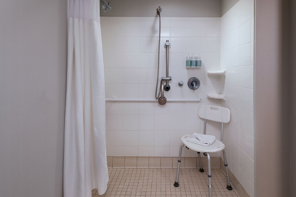 غرفة بسرير كينج مع أريكة لذوي الإعاقة، Courtyard Marriott Aksarben Village 2/3