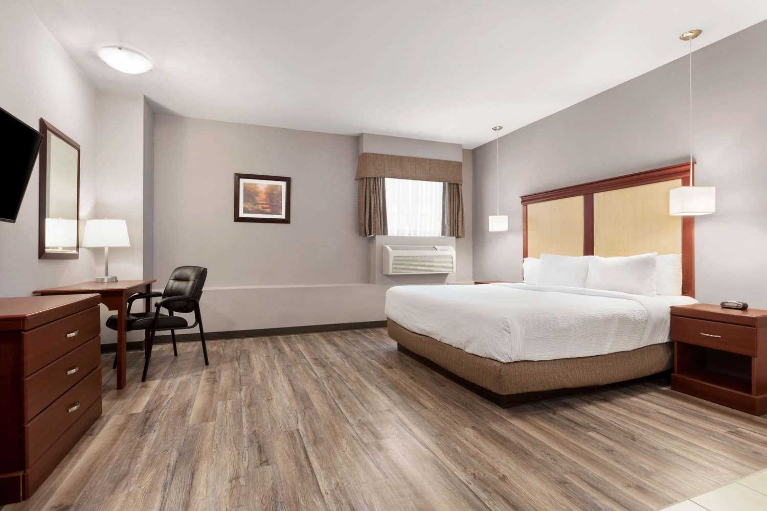 Signature Inn & Suites Hamilton 8/20