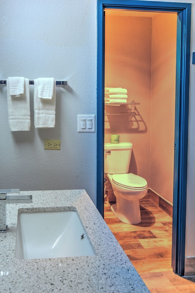 Motel6 Libertyville, IL 50/50