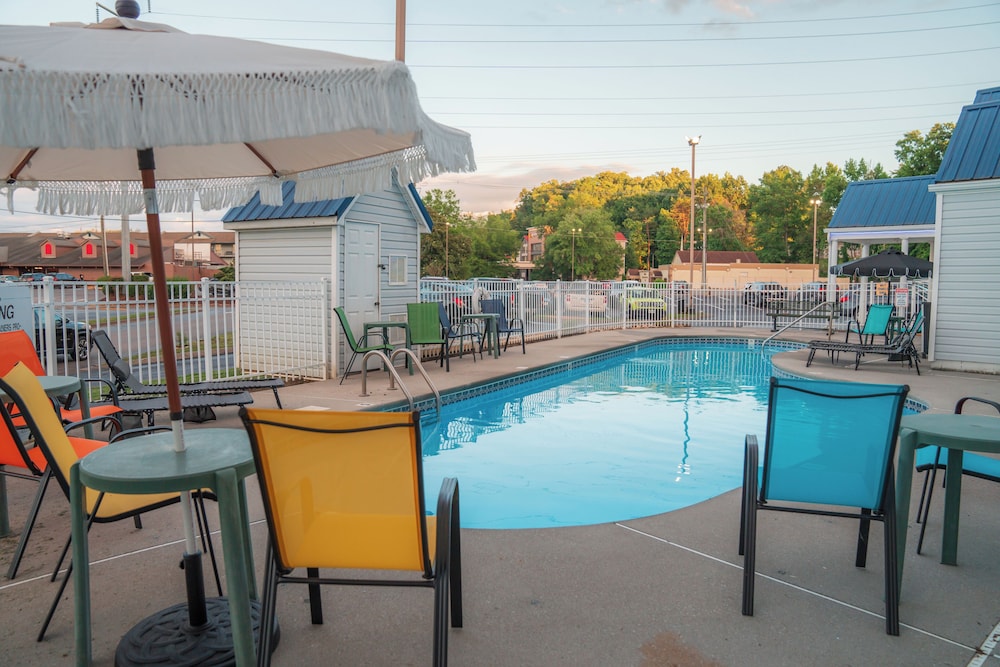 Guest Inn Pigeon Forge 3/48
