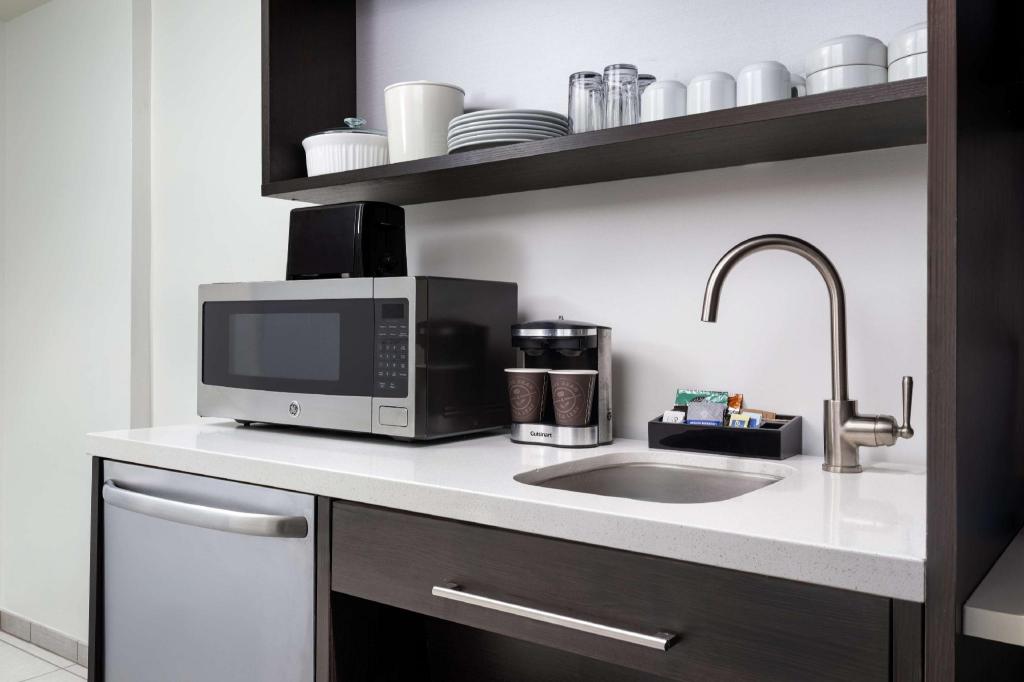 غرفة بسرير كينج مع أريكة لذوي الإعاقة، Home2 Suites By Hilton Miramar Ft Lauderdale 8/8
