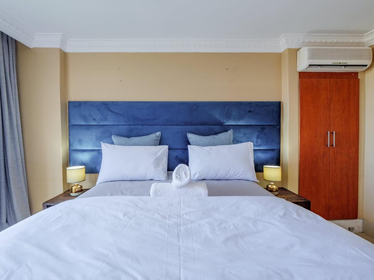 Accommodation Front The Sails 42/50