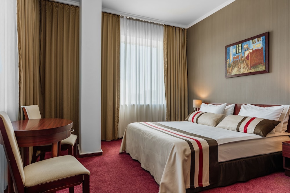 SUITE, QUEEN BED