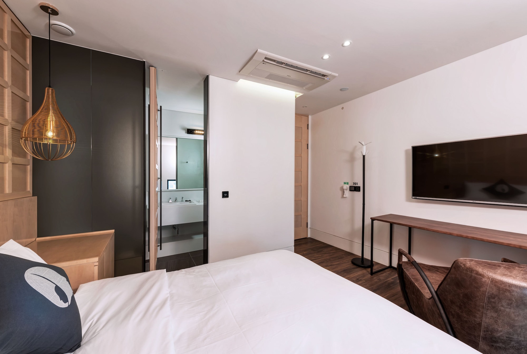 DELUXE, DOUBLE BED