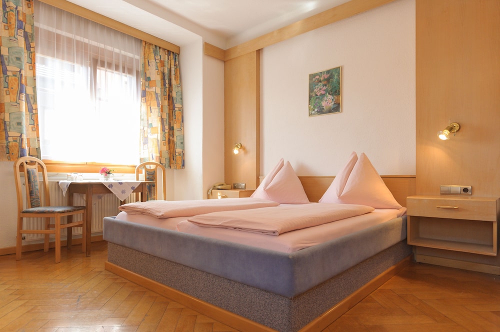 ROOM, DOUBLE BED