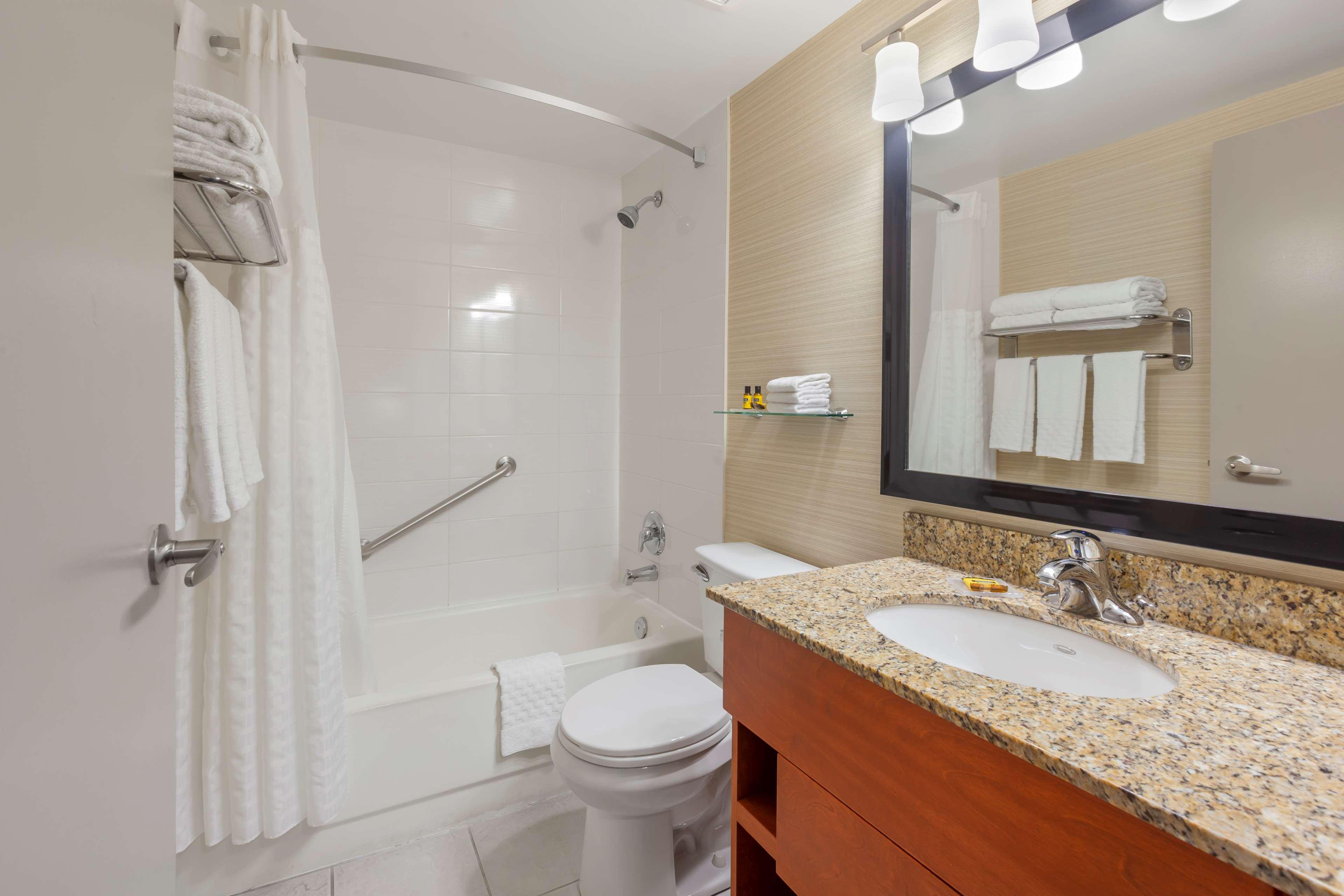 جناح بسرير كينج مع أريكة في طابق مرتفع، Best Western Plus Rose City Suites 10/10