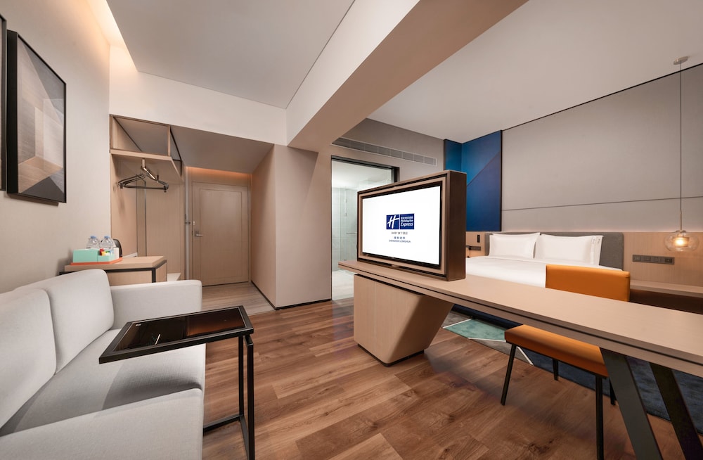 Holiday Inn Express Shenzhen Longhua 52/77