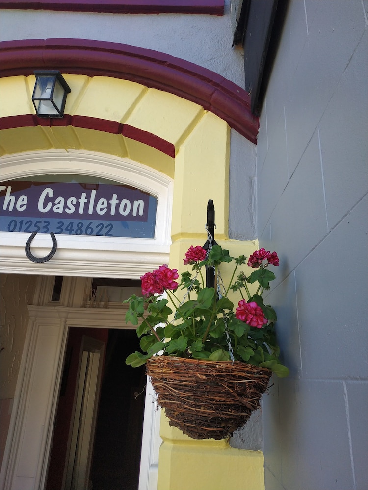 Castleton Hotel 3/45