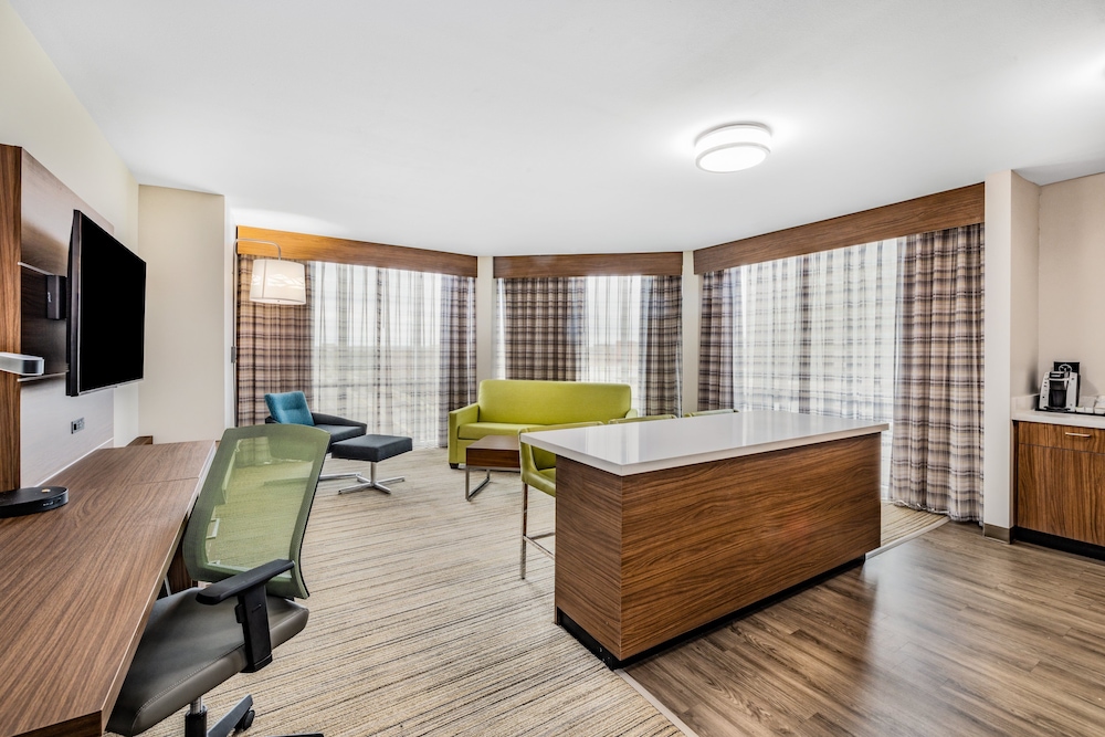 Holiday Inn Express & Suites Lincoln Downtown 45/55