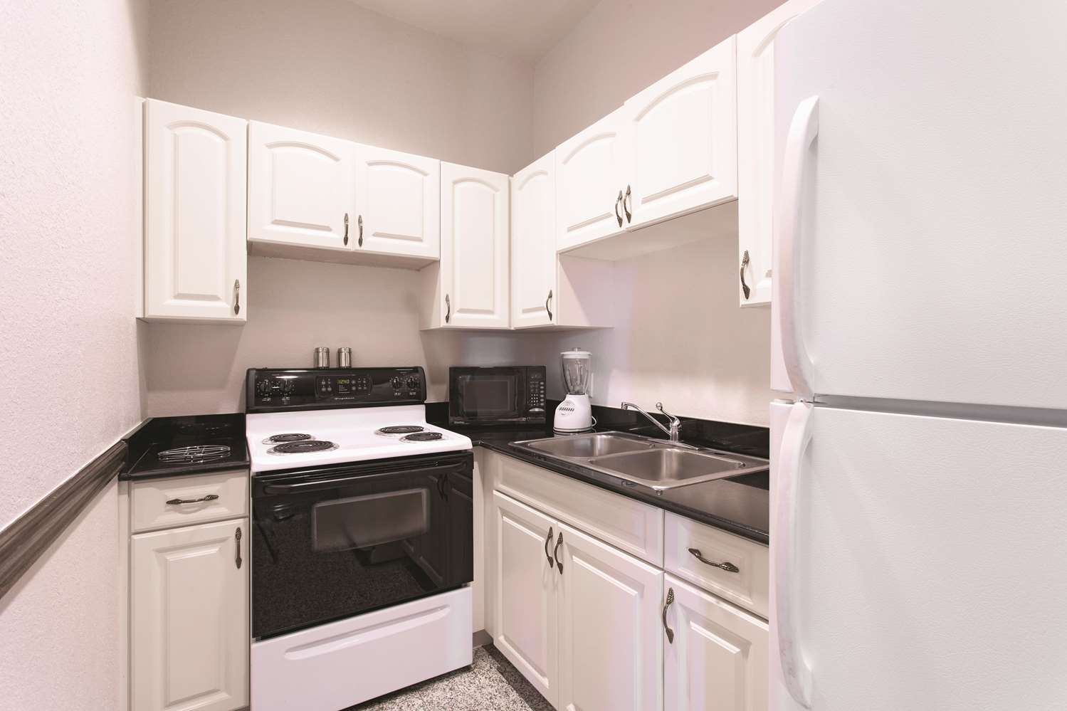 La Quinta Inn & Suites by Wyndham - Tampa South 27/27