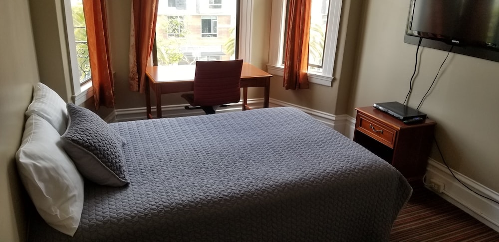 STANDARD, DOUBLE BED, SHARED BATHROOM
