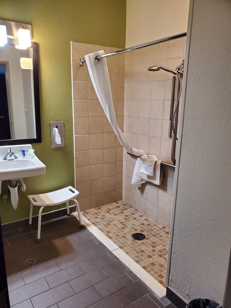 Sleep Inn & Suites Jacksonville Near Camp Lejeune 10/33