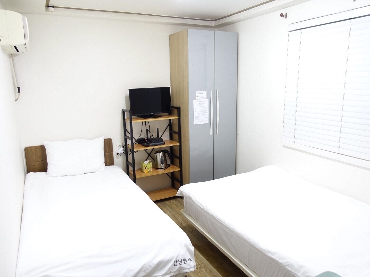 ROOM, TWIN BEDS