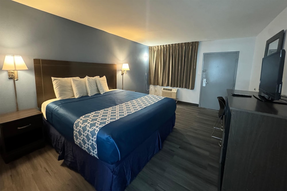 ROOM, KING BED