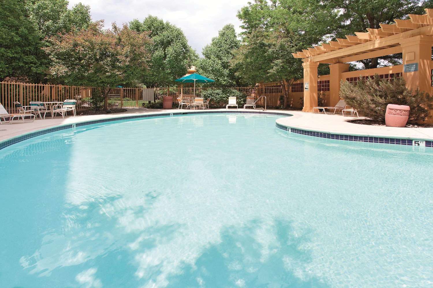 La Quinta Inn & Suites by Wyndham Colorado Springs South AP 17/33