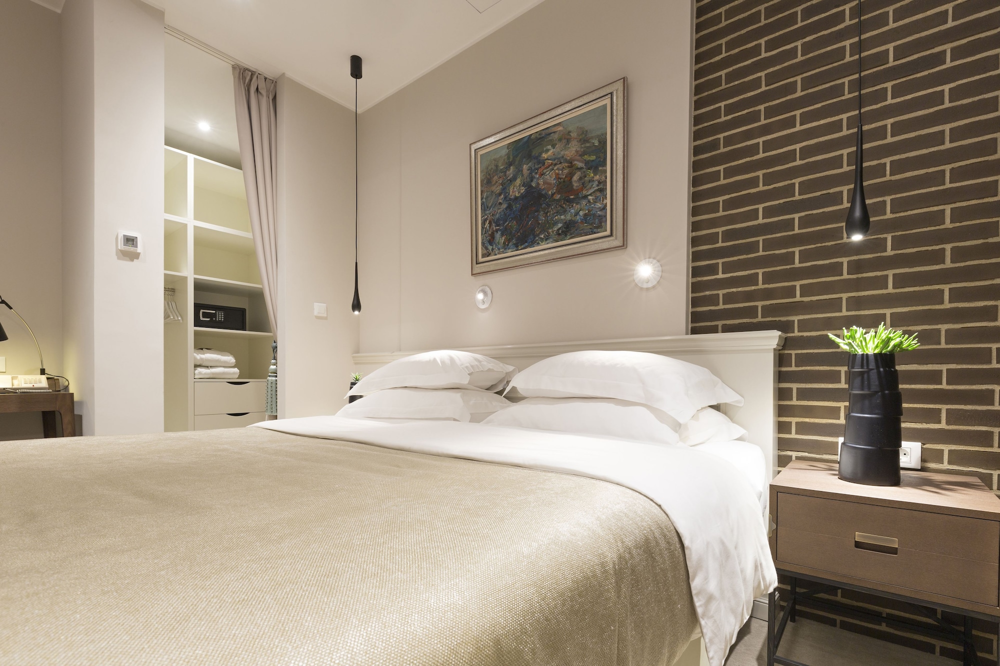 EXECUTIVE, SUITE