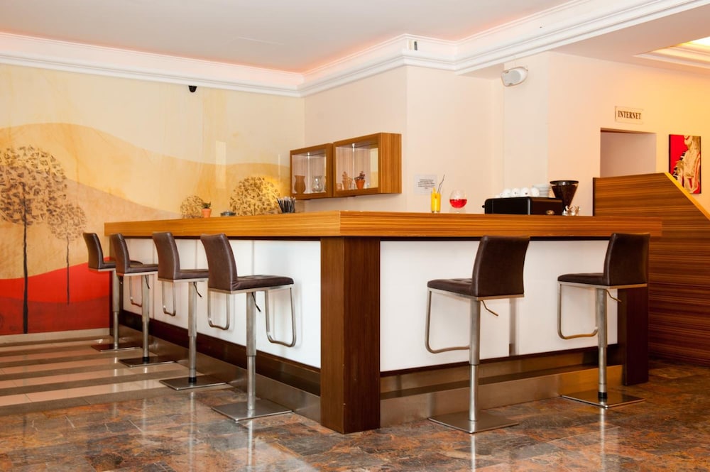 London Hotel 46/55