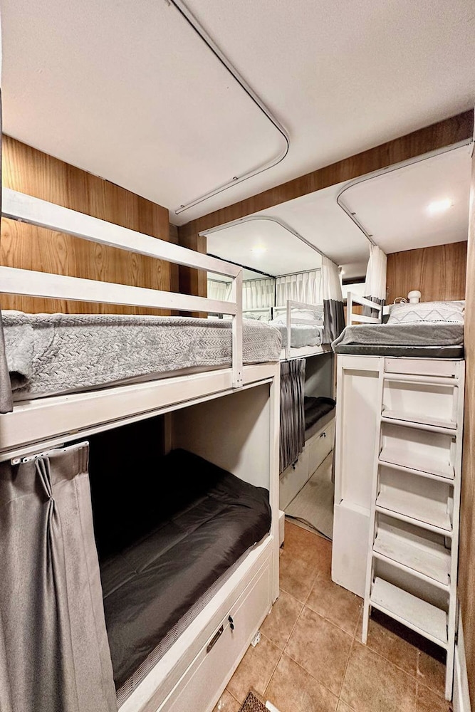 Blu Cabin Ari Stylish Gay Poshtel 64/73
