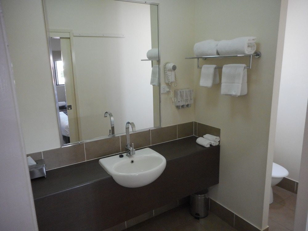 INJUNE MOTOR INN 32/34