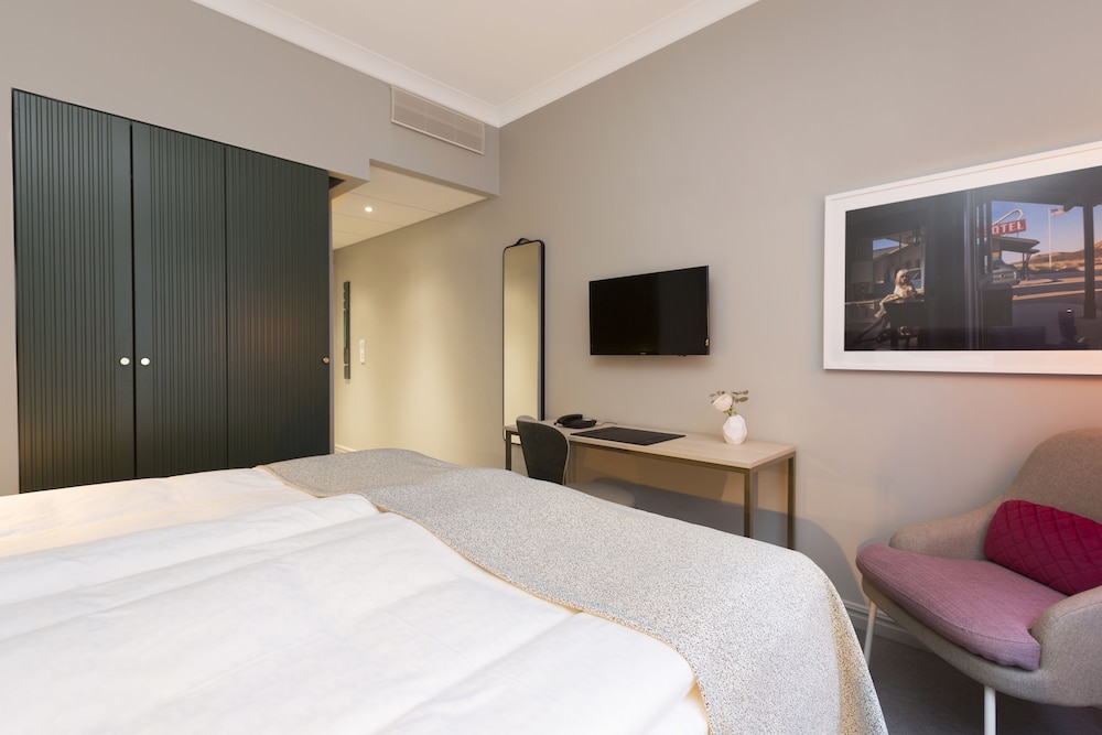 Superior, Elite Hotel Adlon 4/9