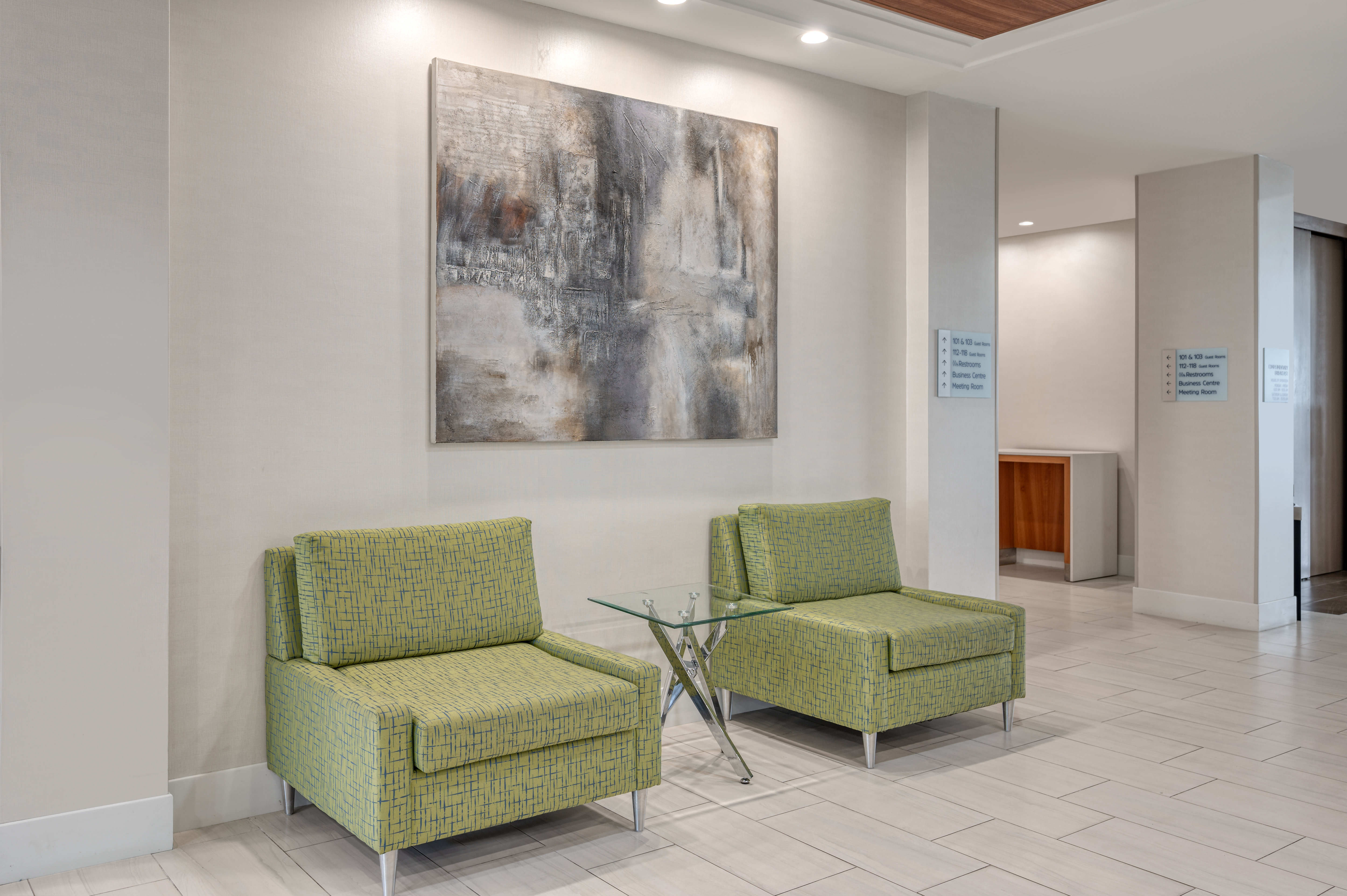 Holiday Inn Express Hotel Suites Ottawa Airport 14/18