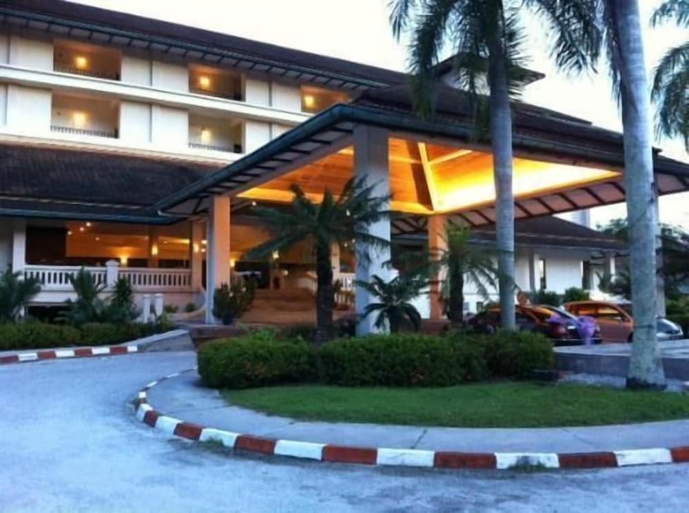 THE ORIENT STAR RESORT LUMUT 2/39
