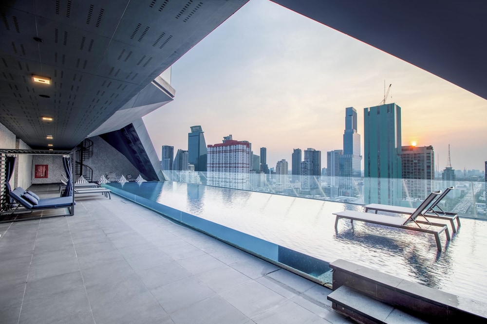Queensland Hotel Bangkok 30/50