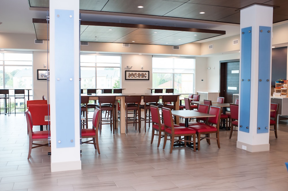 Holiday Inn Express Suites Birmingham North Fultondale 24/34