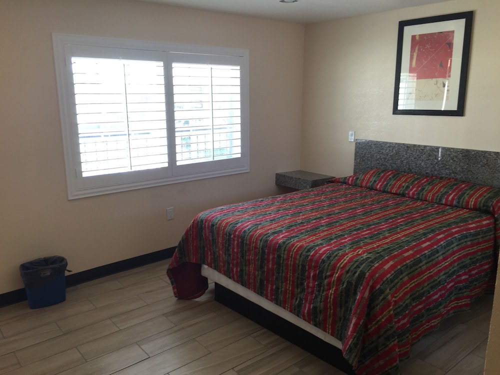 ROOM, QUEEN BED, ACCESSIBLE