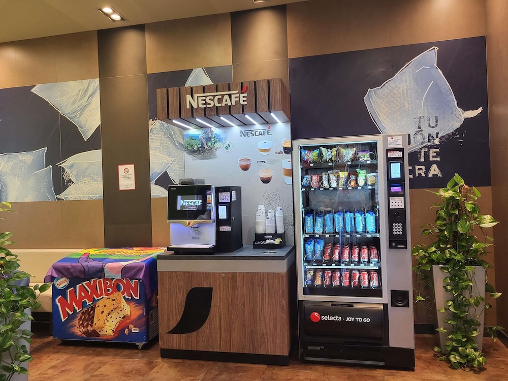 Ibis Budget Sevilla Aeropuerto 33/35