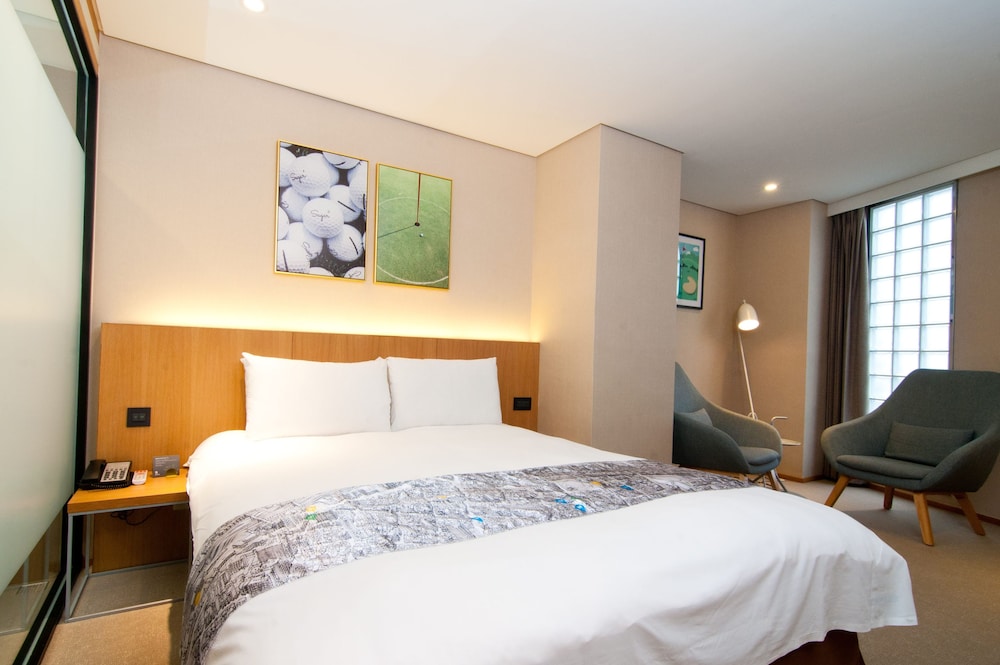 Standard, Twin Beds, No Window