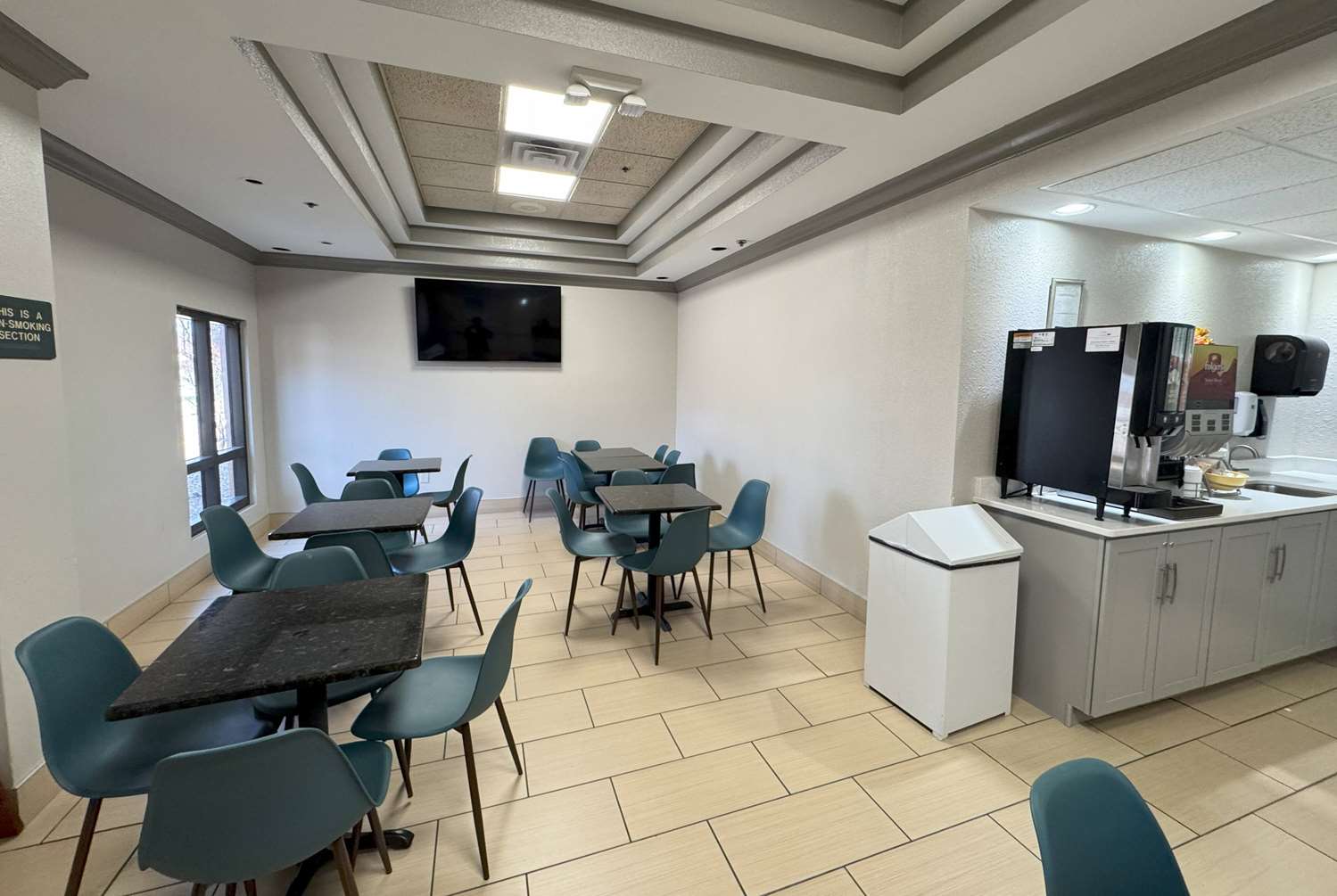 Days Inn & Suites By Wyndham Cedar Rapids 21/27