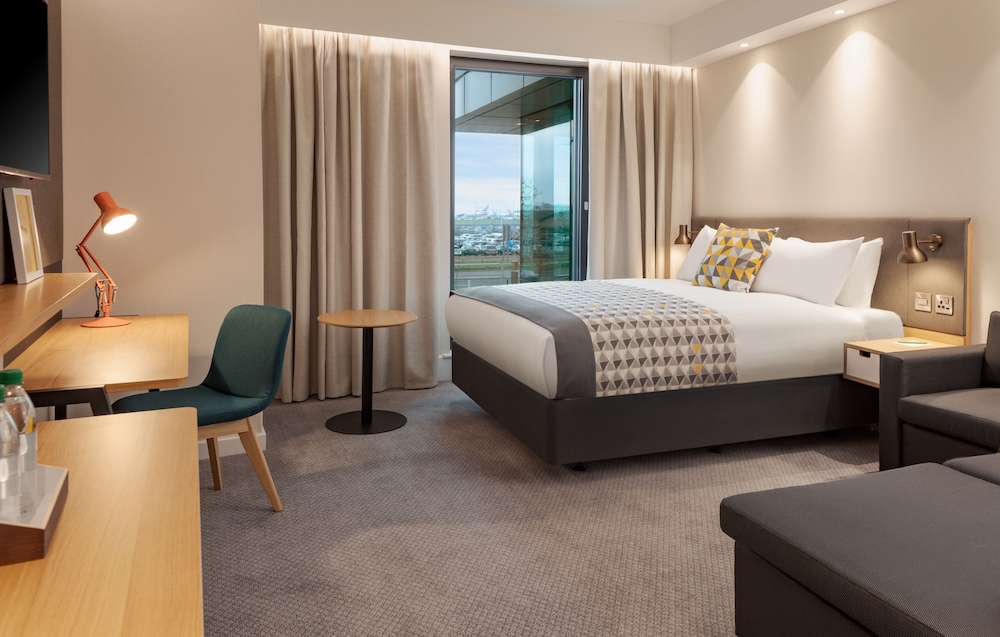 Holiday Inn London - Heathrow Bath Road 19/76